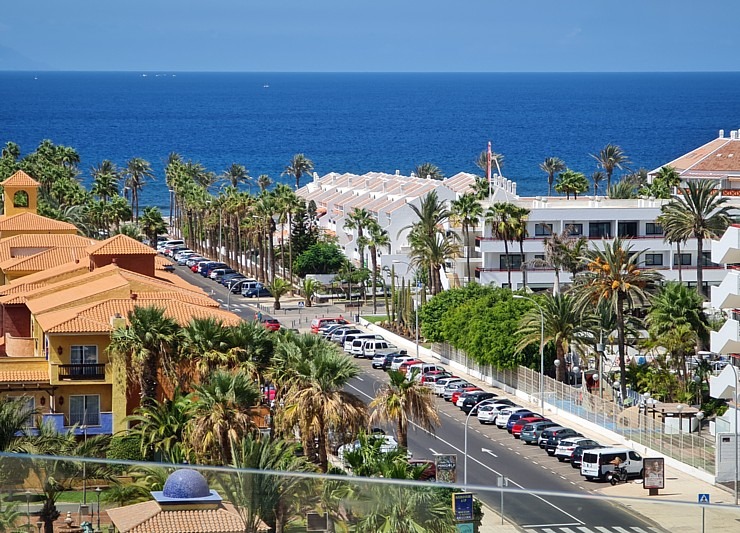 Travelnews.lv izbauda luksus viesnīcas «Hotel Vulcano» jumta baseinu ar skatu uz Kosta Adehe Tenerifē 308702