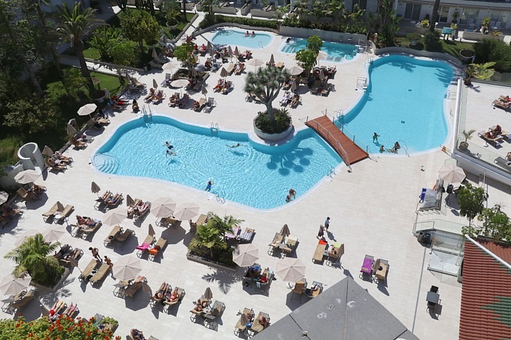 Travelnews.lv izbauda luksus viesnīcas «Hotel Vulcano» jumta baseinu ar skatu uz Kosta Adehe Tenerifē Travelnews.lv izbauda luksus viesnīcas «Hotel Vulcano» jumta baseinu ar skatu uz Kosta Adehe Tenerifē 308705