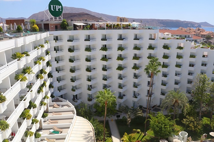 Travelnews.lv izbauda luksus viesnīcas «Hotel Vulcano» jumta baseinu ar skatu uz Kosta Adehe Tenerifē Travelnews.lv izbauda luksus viesnīcas «Hotel Vulcano» jumta baseinu ar skatu uz Kosta Adehe Tenerifē 308707