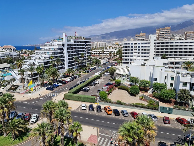 Travelnews.lv izbauda luksus viesnīcas «Hotel Vulcano» jumta baseinu ar skatu uz Kosta Adehe Tenerifē Travelnews.lv izbauda luksus viesnīcas «Hotel Vulcano» jumta baseinu ar skatu uz Kosta Adehe Tenerifē 308708
