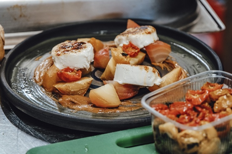 Latgalieši projekta «Local foods» ietvaros klātienē iepazīst Tomasa Godiņa pavārmākslu. Foto: Inga Pudnika-Skerškāne Latgalieši projekta «Local foods» ietvaros klātienē iepazīst Tomasa Godiņa pavārmākslu. Foto: Inga Pudnika-Skerškāne 308827