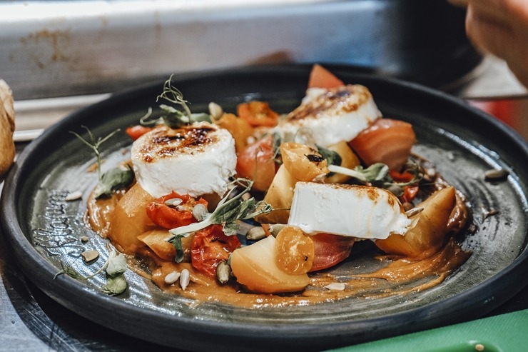 Latgalieši projekta «Local foods» ietvaros klātienē iepazīst Tomasa Godiņa pavārmākslu. Foto: Inga Pudnika-Skerškāne Latgalieši projekta «Local foods» ietvaros klātienē iepazīst Tomasa Godiņa pavārmākslu. Foto: Inga Pudnika-Skerškāne 308828