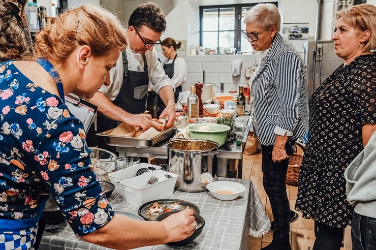 Latgalieši projekta «Local foods» ietvaros klātienē iepazīst Tomasa Godiņa pavārmākslu. Foto: Inga Pudnika-Skerškāne Latgalieši projekta «Local foods» ietvaros klātienē iepazīst Tomasa Godiņa pavārmākslu. Foto: Inga Pudnika-Skerškāne 308831