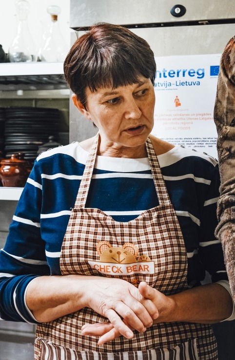 Latgalieši projekta «Local foods» ietvaros klātienē iepazīst Tomasa Godiņa pavārmākslu. Foto: Inga Pudnika-Skerškāne Latgalieši projekta «Local foods» ietvaros klātienē iepazīst Tomasa Godiņa pavārmākslu. Foto: Inga Pudnika-Skerškāne 308832