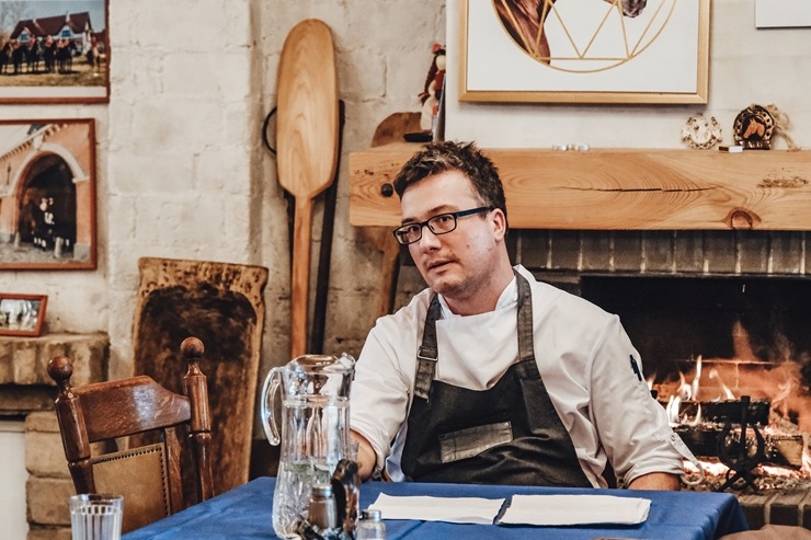 Latgalieši projekta «Local foods» ietvaros klātienē iepazīst Tomasa Godiņa pavārmākslu. Foto: Inga Pudnika-Skerškāne Latgalieši projekta «Local foods» ietvaros klātienē iepazīst Tomasa Godiņa pavārmākslu. Foto: Inga Pudnika-Skerškāne 308836