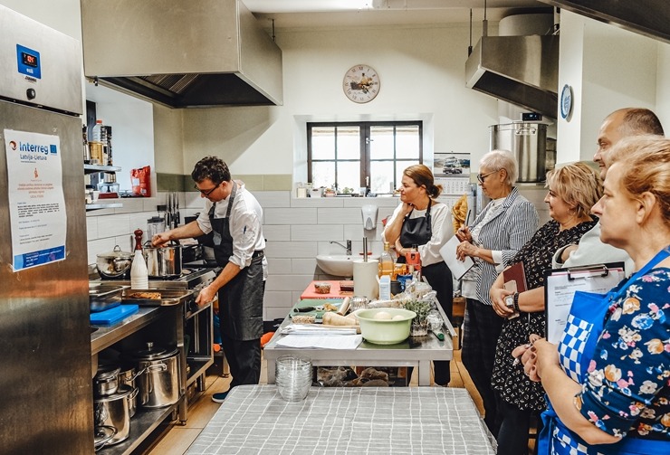 Latgalieši projekta «Local foods» ietvaros klātienē iepazīst Tomasa Godiņa pavārmākslu. Foto: Inga Pudnika-Skerškāne Latgalieši projekta «Local foods» ietvaros klātienē iepazīst Tomasa Godiņa pavārmākslu. Foto: Inga Pudnika-Skerškāne 308821