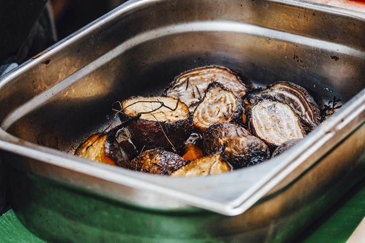 Latgalieši projekta «Local foods» ietvaros klātienē iepazīst Tomasa Godiņa pavārmākslu. Foto: Inga Pudnika-Skerškāne Latgalieši projekta «Local foods» ietvaros klātienē iepazīst Tomasa Godiņa pavārmākslu. Foto: Inga Pudnika-Skerškāne 308824