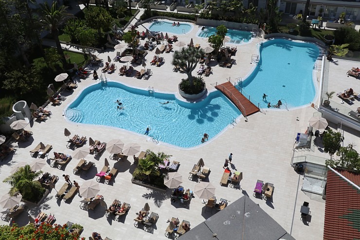 Tenerifes luksus viesnīcas «Hotel Vulcano» viesi izbauda mākslinieku priekšnesumus 308945