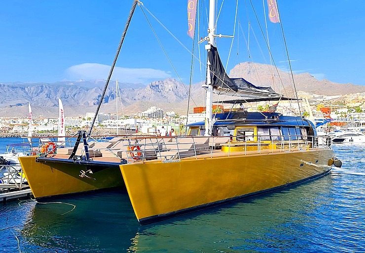 Travelnews.lv ar katamarānu dodas Atlantijas okeānā gar Tenerifes salas piekrasti 309646