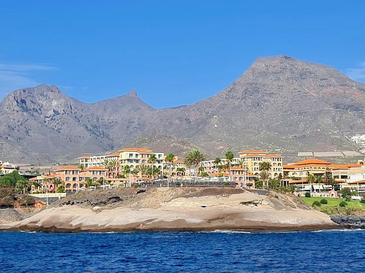 Travelnews.lv ar katamarānu dodas Atlantijas okeānā gar Tenerifes salas piekrasti 309656