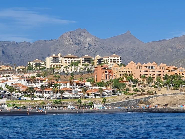 Travelnews.lv ar katamarānu dodas Atlantijas okeānā gar Tenerifes salas piekrasti 309658