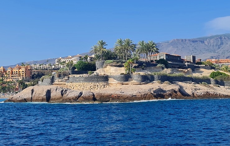 Travelnews.lv ar katamarānu dodas Atlantijas okeānā gar Tenerifes salas piekrasti 309659