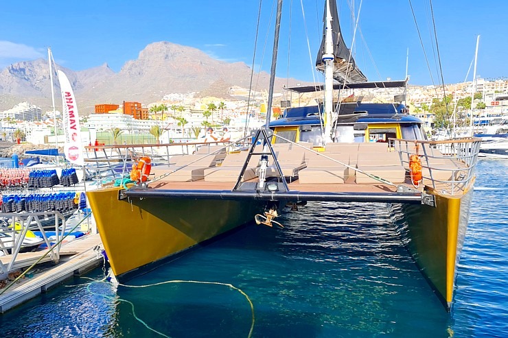 Travelnews.lv ar katamarānu dodas Atlantijas okeānā gar Tenerifes salas piekrasti 309647
