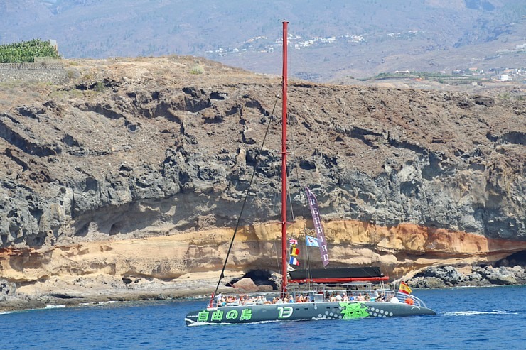 Travelnews.lv ar katamarānu dodas Atlantijas okeānā gar Tenerifes salas piekrasti 309667