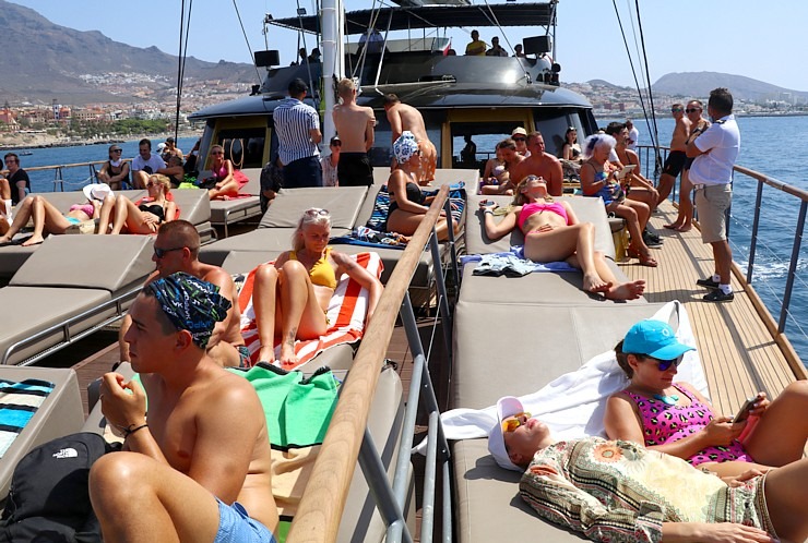 Travelnews.lv ar katamarānu dodas Atlantijas okeānā gar Tenerifes salas piekrasti 309668