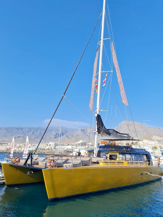 Travelnews.lv ar katamarānu dodas Atlantijas okeānā gar Tenerifes salas piekrasti 309648