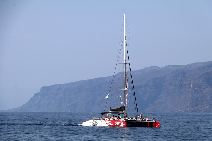 Travelnews.lv ar katamarānu dodas Atlantijas okeānā gar Tenerifes salas piekrasti 309679