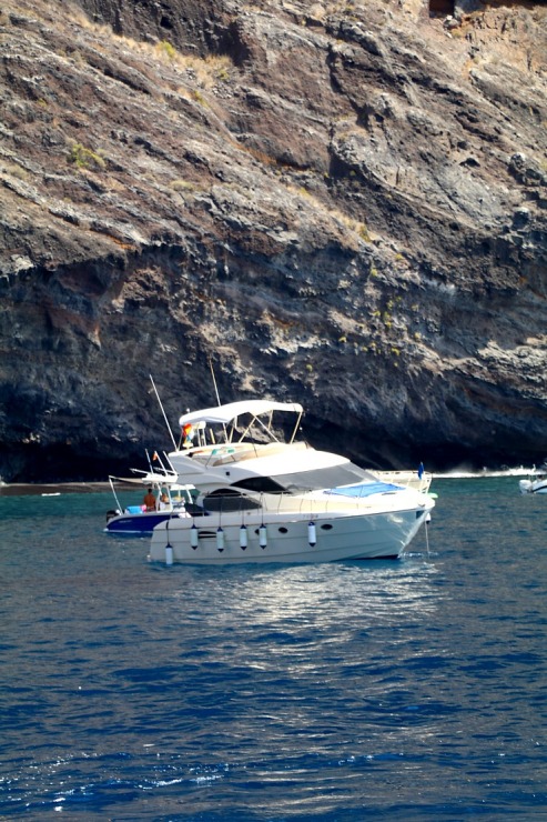 Travelnews.lv ar katamarānu dodas Atlantijas okeānā gar Tenerifes salas piekrasti 309680
