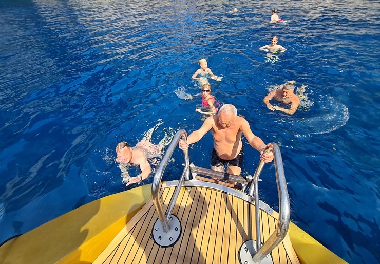Travelnews.lv ar katamarānu dodas Atlantijas okeānā gar Tenerifes salas piekrasti 309683