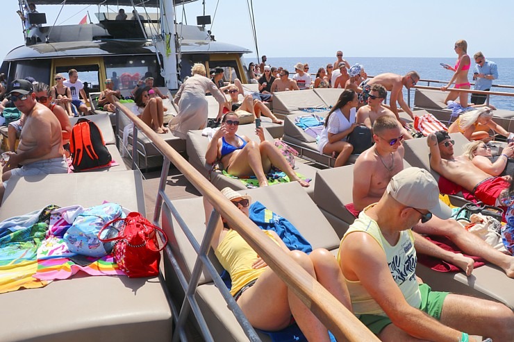 Travelnews.lv ar katamarānu dodas Atlantijas okeānā gar Tenerifes salas piekrasti 309649