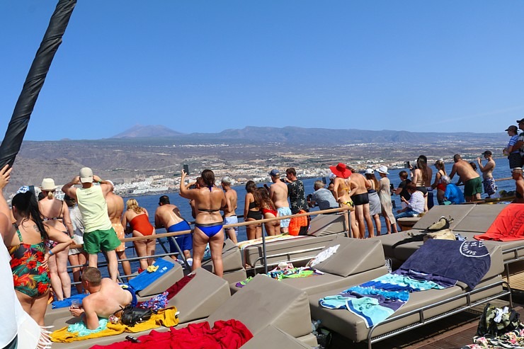 Travelnews.lv ar katamarānu Atlantijas okeānā vēro delfīnus un citas radības 309937