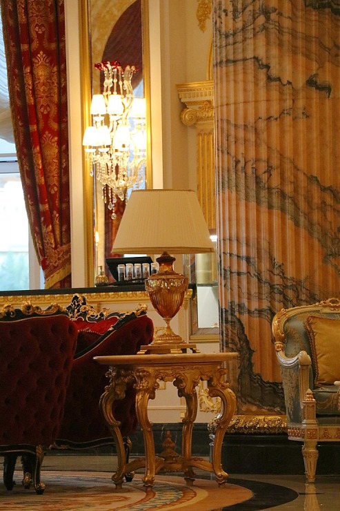 Iepazīstam Dubaijas luksus viesnīcas «Raffles The Palm Dubai» krāšņo un bagātīgo vestibilu 312334