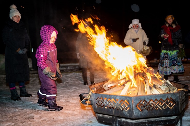 Lielvārdes kultūras centrs un folkloras kopa «Josta» krāšņi atzīmē Meteņdienu. Foto: Raimonds Volonts Lielvārdes kultūras centrs un folkloras kopa «Josta» krāšņi atzīmē Meteņdienu. Foto: Raimonds Volonts 313978