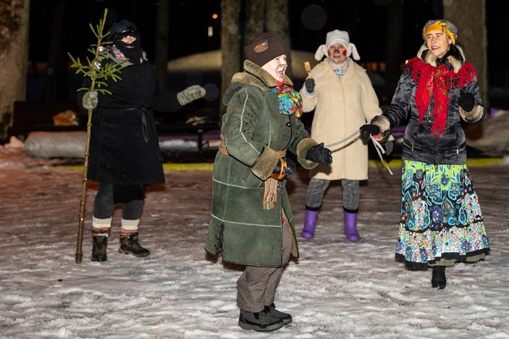 Lielvārdes kultūras centrs un folkloras kopa «Josta» krāšņi atzīmē Meteņdienu. Foto: Raimonds Volonts Lielvārdes kultūras centrs un folkloras kopa «Josta» krāšņi atzīmē Meteņdienu. Foto: Raimonds Volonts 313988