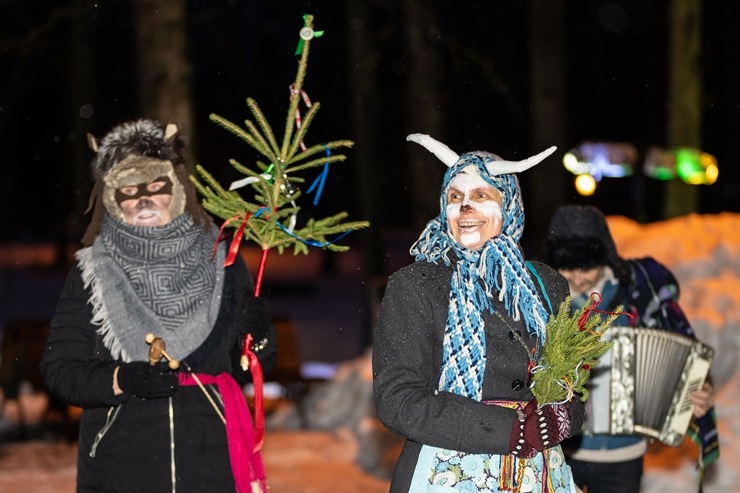Lielvārdes kultūras centrs un folkloras kopa «Josta» krāšņi atzīmē Meteņdienu. Foto: Raimonds Volonts Lielvārdes kultūras centrs un folkloras kopa «Josta» krāšņi atzīmē Meteņdienu. Foto: Raimonds Volonts 313989