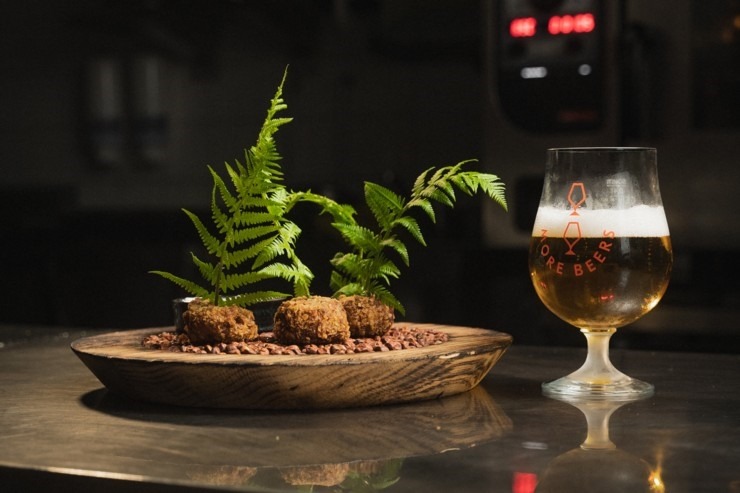 Vecrīgas restorāns «Two More Beers» ir atvērts un gaida ciemiņus. Foto: Two More Beers 314367