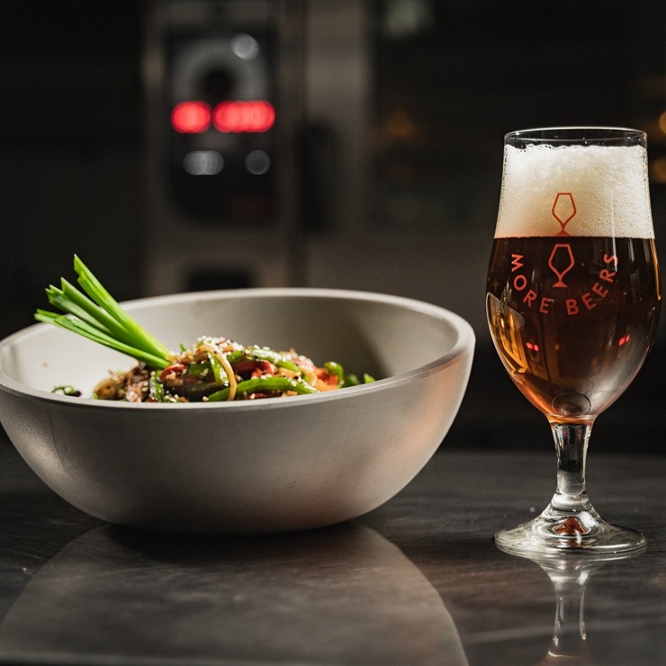 Vecrīgas restorāns «Two More Beers» ir atvērts un gaida ciemiņus. Foto: Two More Beers 314369