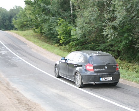 Bieži vien autoceļš Nr. 119 piedāvā tik negaidītus lecienus, ka pie lielāka ātruma var ietriekties jau nākošajā paugurā un uz ceļa atstātās skrambas l Bieži vien autoceļš Nr. 119 piedāvā tik negaidītus lecienus, ka pie lielāka ātruma var ietriekties jau nākošajā paugurā un uz ceļa atstātās skrambas l 16918