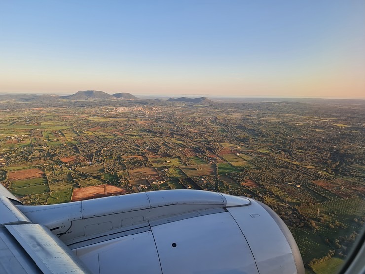 Travelnews.lv veiksmīgi lido ar «airBaltic» uz Madridi, bet spāņu lidsabiedrība «Air Europa» pazaudē bagāžu ceļā no Madrides uz Maļorku Travelnews.lv veiksmīgi lido ar «airBaltic» uz Madridi, bet spāņu lidsabiedrība «Air Europa» pazaudē bagāžu ceļā no Madrides uz Maļorku 316184