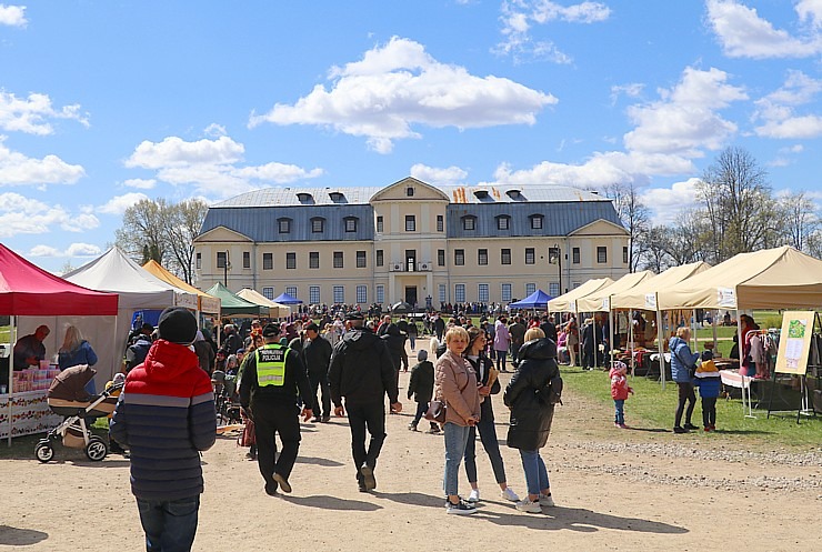 Krāslavas grāfu Plāteru pils kompleksā notiek praktisko mākslu festivāls «Pārvērtības» 316238