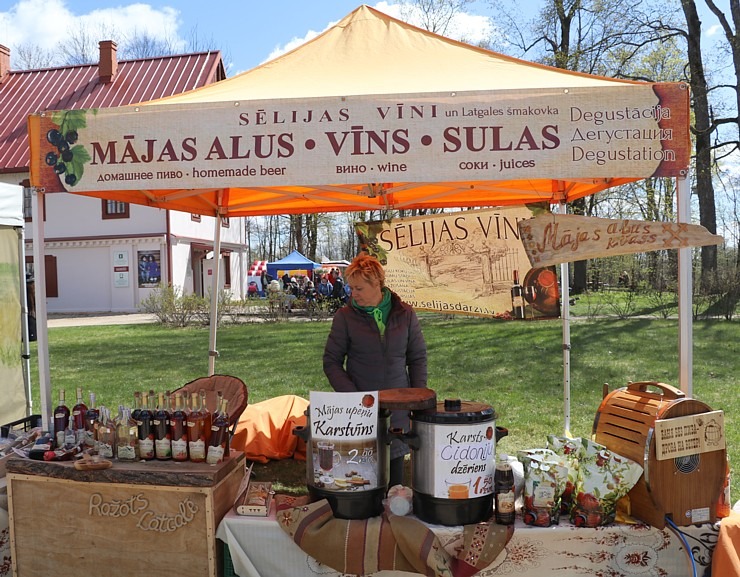 Krāslavas grāfu Plāteru pils kompleksā notiek praktisko mākslu festivāls «Pārvērtības» 316255