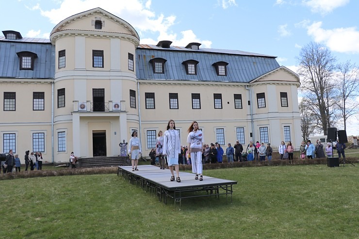 Krāslavas grāfu Plāteru pils kompleksā notiek praktisko mākslu festivāls «Pārvērtības» 316243