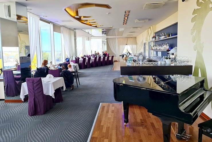 Travelnews.lv izbauda Pārdaugavas viesnīcas restorāna «9.stāva Restorāns» ēdienkarti un panorāmas skatu Travelnews.lv izbauda Pārdaugavas viesnīcas restorāna «9.stāva Restorāns» ēdienkarti un panorāmas skatu 316633