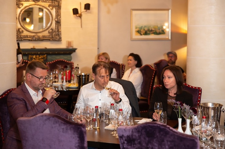 Vecrīgas 5 zvaigžņu viesnīcā «Grand Palace Hotel» degustējam kopā ar Ronaldu Pētersonu 12 Austrijas vīnus. Foto: Jānis Bērziņš Vecrīgas 5 zvaigžņu viesnīcā «Grand Palace Hotel» degustējam kopā ar Ronaldu Pētersonu 12 Austrijas vīnus. Foto: Jānis Bērziņš 316699