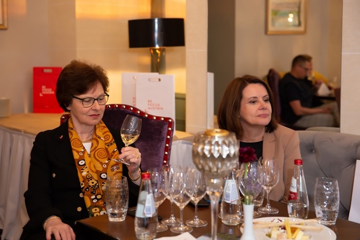 Vecrīgas 5 zvaigžņu viesnīcā «Grand Palace Hotel» degustējam kopā ar Ronaldu Pētersonu 12 Austrijas vīnus. Foto: Jānis Bērziņš Vecrīgas 5 zvaigžņu viesnīcā «Grand Palace Hotel» degustējam kopā ar Ronaldu Pētersonu 12 Austrijas vīnus. Foto: Jānis Bērziņš 316700