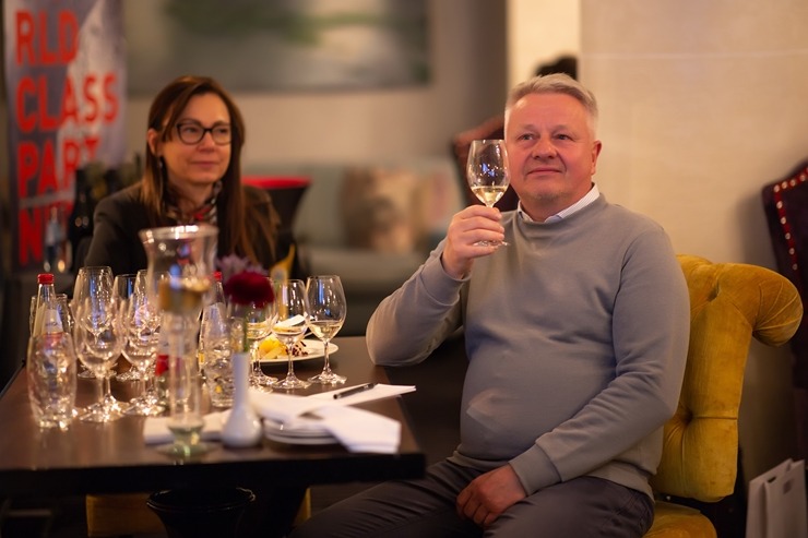 Vecrīgas 5 zvaigžņu viesnīcā «Grand Palace Hotel» degustējam kopā ar Ronaldu Pētersonu 12 Austrijas vīnus. Foto: Jānis Bērziņš Vecrīgas 5 zvaigžņu viesnīcā «Grand Palace Hotel» degustējam kopā ar Ronaldu Pētersonu 12 Austrijas vīnus. Foto: Jānis Bērziņš 316702