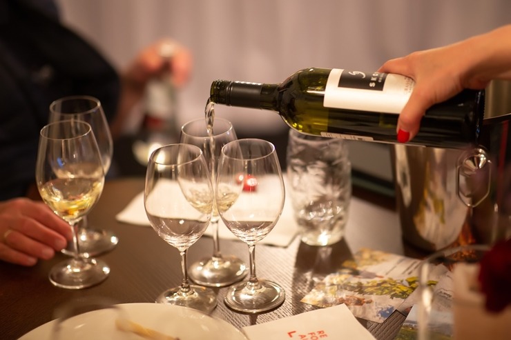 Vecrīgas 5 zvaigžņu viesnīcā «Grand Palace Hotel» degustējam kopā ar Ronaldu Pētersonu 12 Austrijas vīnus. Foto: Jānis Bērziņš Vecrīgas 5 zvaigžņu viesnīcā «Grand Palace Hotel» degustējam kopā ar Ronaldu Pētersonu 12 Austrijas vīnus. Foto: Jānis Bērziņš 316706