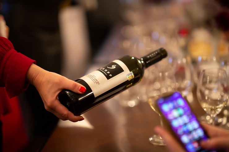 Vecrīgas 5 zvaigžņu viesnīcā «Grand Palace Hotel» degustējam kopā ar Ronaldu Pētersonu 12 Austrijas vīnus. Foto: Jānis Bērziņš Vecrīgas 5 zvaigžņu viesnīcā «Grand Palace Hotel» degustējam kopā ar Ronaldu Pētersonu 12 Austrijas vīnus. Foto: Jānis Bērziņš 316707