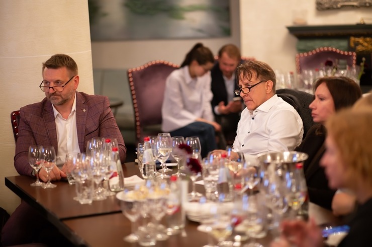 Vecrīgas 5 zvaigžņu viesnīcā «Grand Palace Hotel» degustējam kopā ar Ronaldu Pētersonu 12 Austrijas vīnus. Foto: Jānis Bērziņš Vecrīgas 5 zvaigžņu viesnīcā «Grand Palace Hotel» degustējam kopā ar Ronaldu Pētersonu 12 Austrijas vīnus. Foto: Jānis Bērziņš 316708