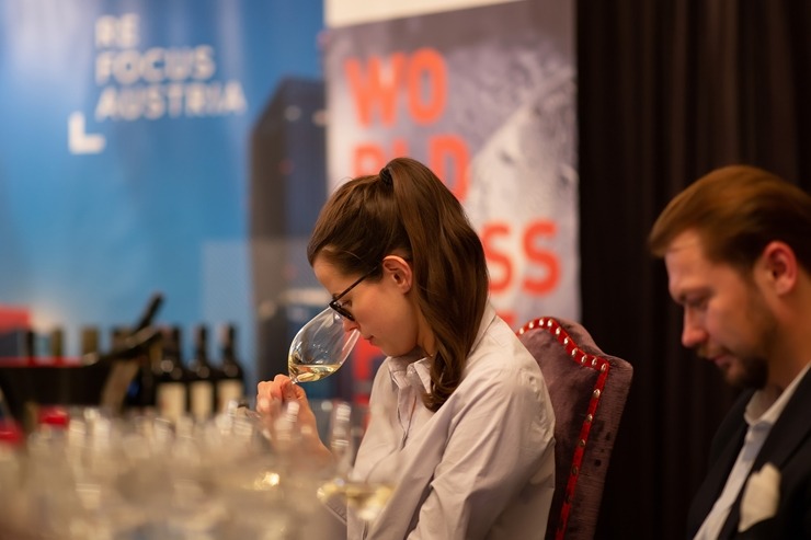 Vecrīgas 5 zvaigžņu viesnīcā «Grand Palace Hotel» degustējam kopā ar Ronaldu Pētersonu 12 Austrijas vīnus. Foto: Jānis Bērziņš Vecrīgas 5 zvaigžņu viesnīcā «Grand Palace Hotel» degustējam kopā ar Ronaldu Pētersonu 12 Austrijas vīnus. Foto: Jānis Bērziņš 316711
