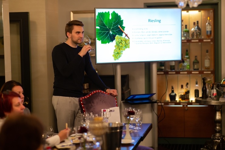 Vecrīgas 5 zvaigžņu viesnīcā «Grand Palace Hotel» degustējam kopā ar Ronaldu Pētersonu 12 Austrijas vīnus. Foto: Jānis Bērziņš Vecrīgas 5 zvaigžņu viesnīcā «Grand Palace Hotel» degustējam kopā ar Ronaldu Pētersonu 12 Austrijas vīnus. Foto: Jānis Bērziņš 316714