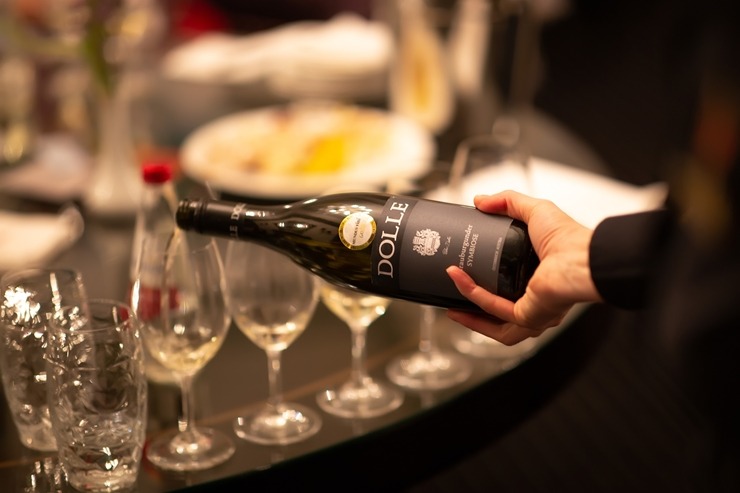 Vecrīgas 5 zvaigžņu viesnīcā «Grand Palace Hotel» degustējam kopā ar Ronaldu Pētersonu 12 Austrijas vīnus. Foto: Jānis Bērziņš Vecrīgas 5 zvaigžņu viesnīcā «Grand Palace Hotel» degustējam kopā ar Ronaldu Pētersonu 12 Austrijas vīnus. Foto: Jānis Bērziņš 316716