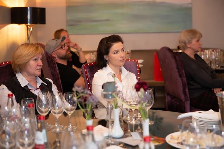 Vecrīgas 5 zvaigžņu viesnīcā «Grand Palace Hotel» degustējam kopā ar Ronaldu Pētersonu 12 Austrijas vīnus. Foto: Jānis Bērziņš Vecrīgas 5 zvaigžņu viesnīcā «Grand Palace Hotel» degustējam kopā ar Ronaldu Pētersonu 12 Austrijas vīnus. Foto: Jānis Bērziņš 316717