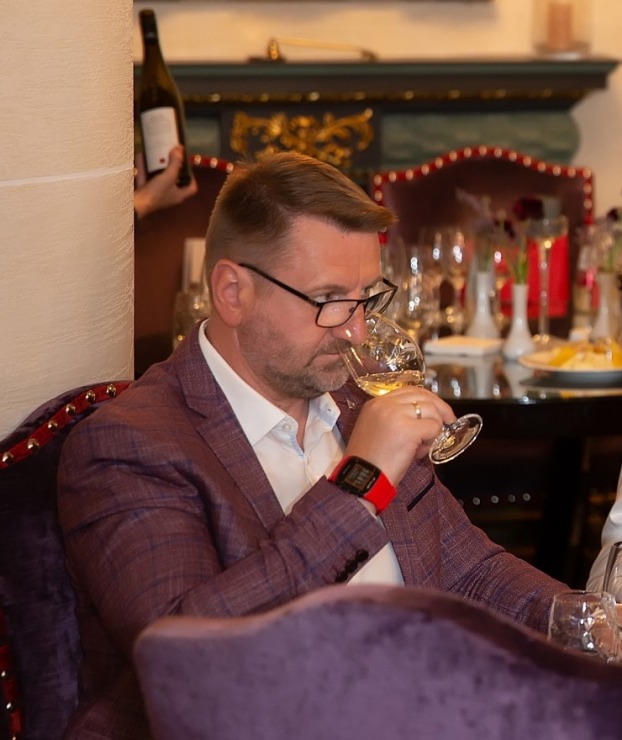 Vecrīgas 5 zvaigžņu viesnīcā «Grand Palace Hotel» degustējam kopā ar Ronaldu Pētersonu 12 Austrijas vīnus. Foto: Jānis Bērziņš Vecrīgas 5 zvaigžņu viesnīcā «Grand Palace Hotel» degustējam kopā ar Ronaldu Pētersonu 12 Austrijas vīnus. Foto: Jānis Bērziņš 316718