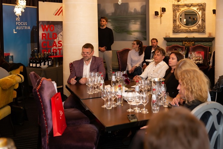 Vecrīgas 5 zvaigžņu viesnīcā «Grand Palace Hotel» degustējam kopā ar Ronaldu Pētersonu 12 Austrijas vīnus. Foto: Jānis Bērziņš Vecrīgas 5 zvaigžņu viesnīcā «Grand Palace Hotel» degustējam kopā ar Ronaldu Pētersonu 12 Austrijas vīnus. Foto: Jānis Bērziņš 316693