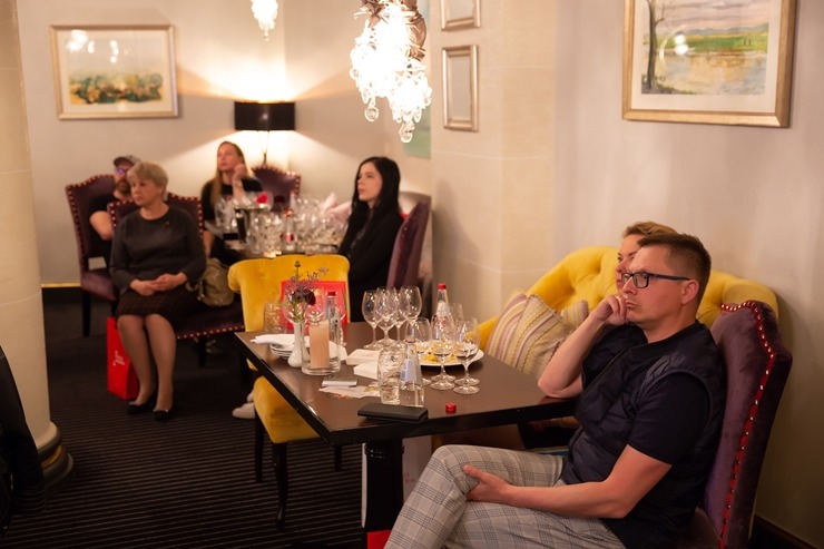 Vecrīgas 5 zvaigžņu viesnīcā «Grand Palace Hotel» degustējam kopā ar Ronaldu Pētersonu 12 Austrijas vīnus. Foto: Jānis Bērziņš Vecrīgas 5 zvaigžņu viesnīcā «Grand Palace Hotel» degustējam kopā ar Ronaldu Pētersonu 12 Austrijas vīnus. Foto: Jānis Bērziņš 316696